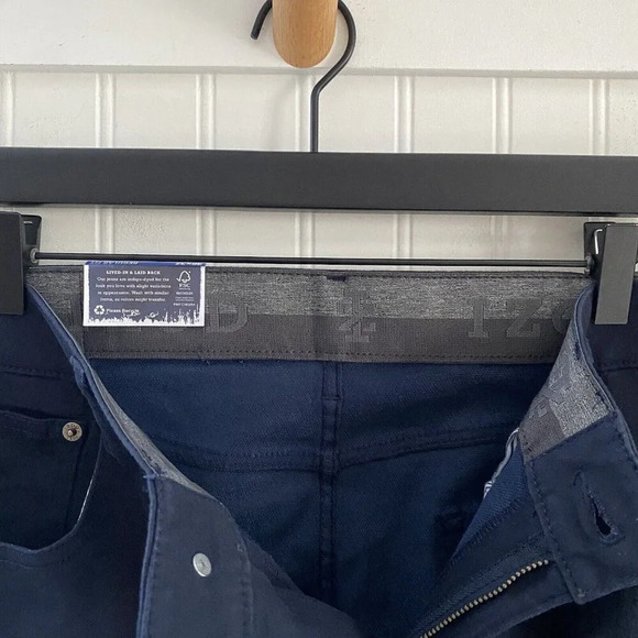 IZOD Men’s Ultraflex Regular Fit Knit Denim Stretch 5 Pocket Jeans, Blue, 36X32 - Picture 5 of 11